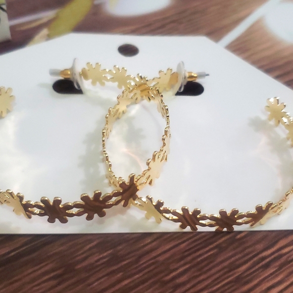 New Gold Hoops🌟 - Picture 3 of 3